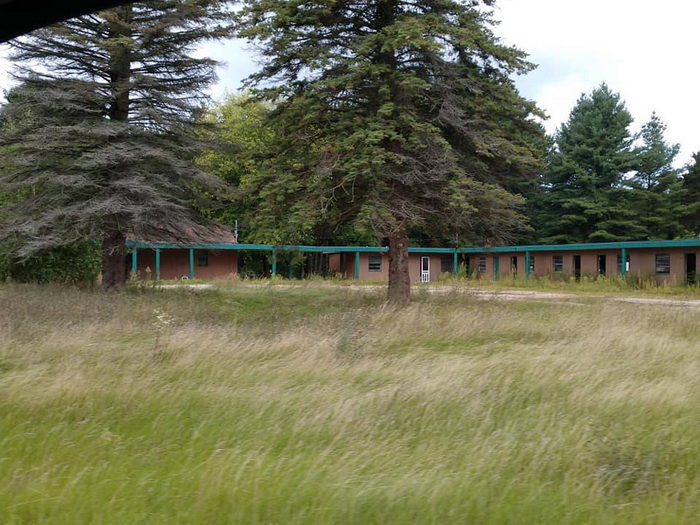 Pine Knoll Motel (Pioneer Motel, Pioneer Apartments) - 2022 Photo (newer photo)